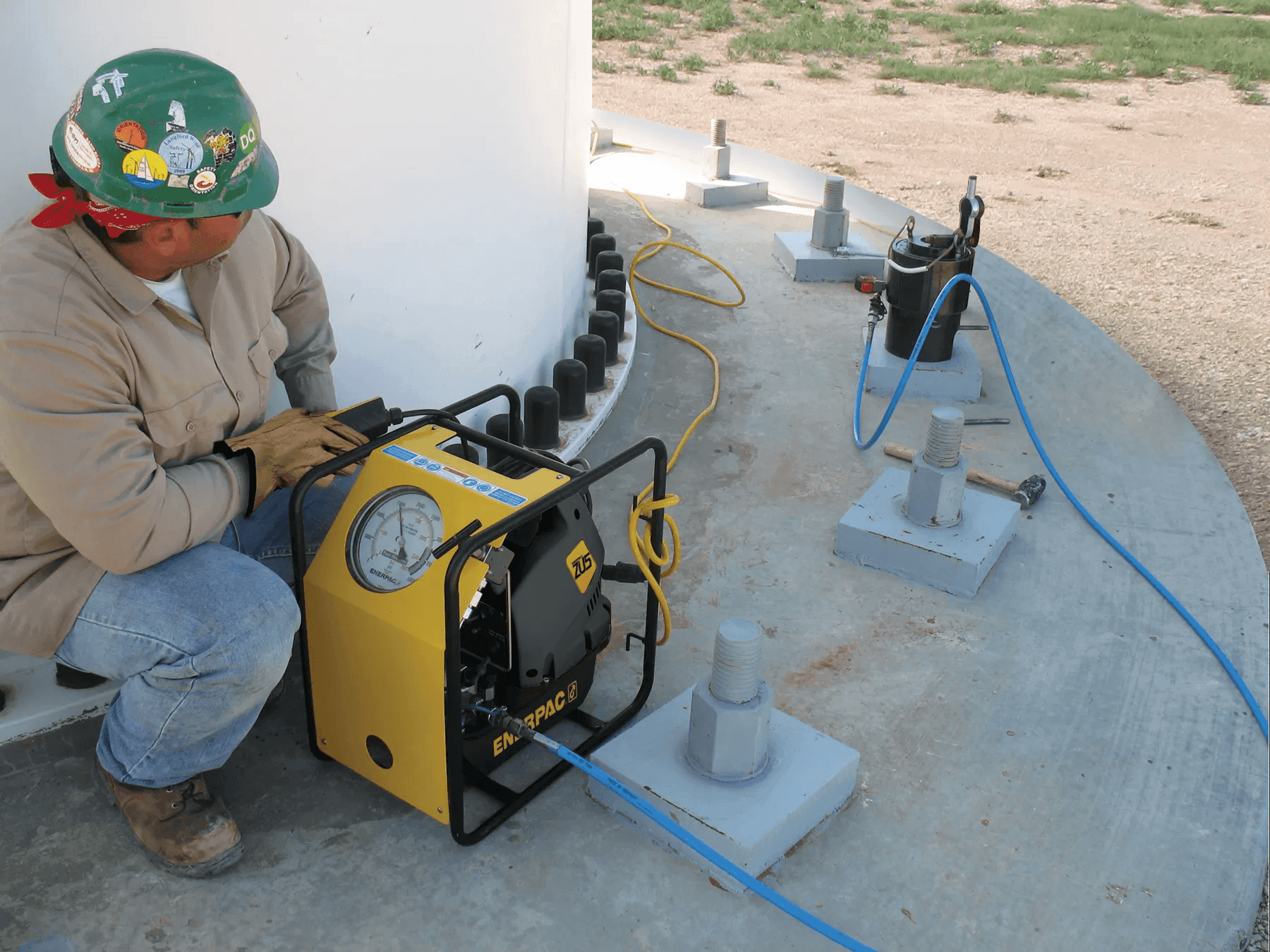 Elektrische Hydraulikpumpe von Enerpac im Einsatz.