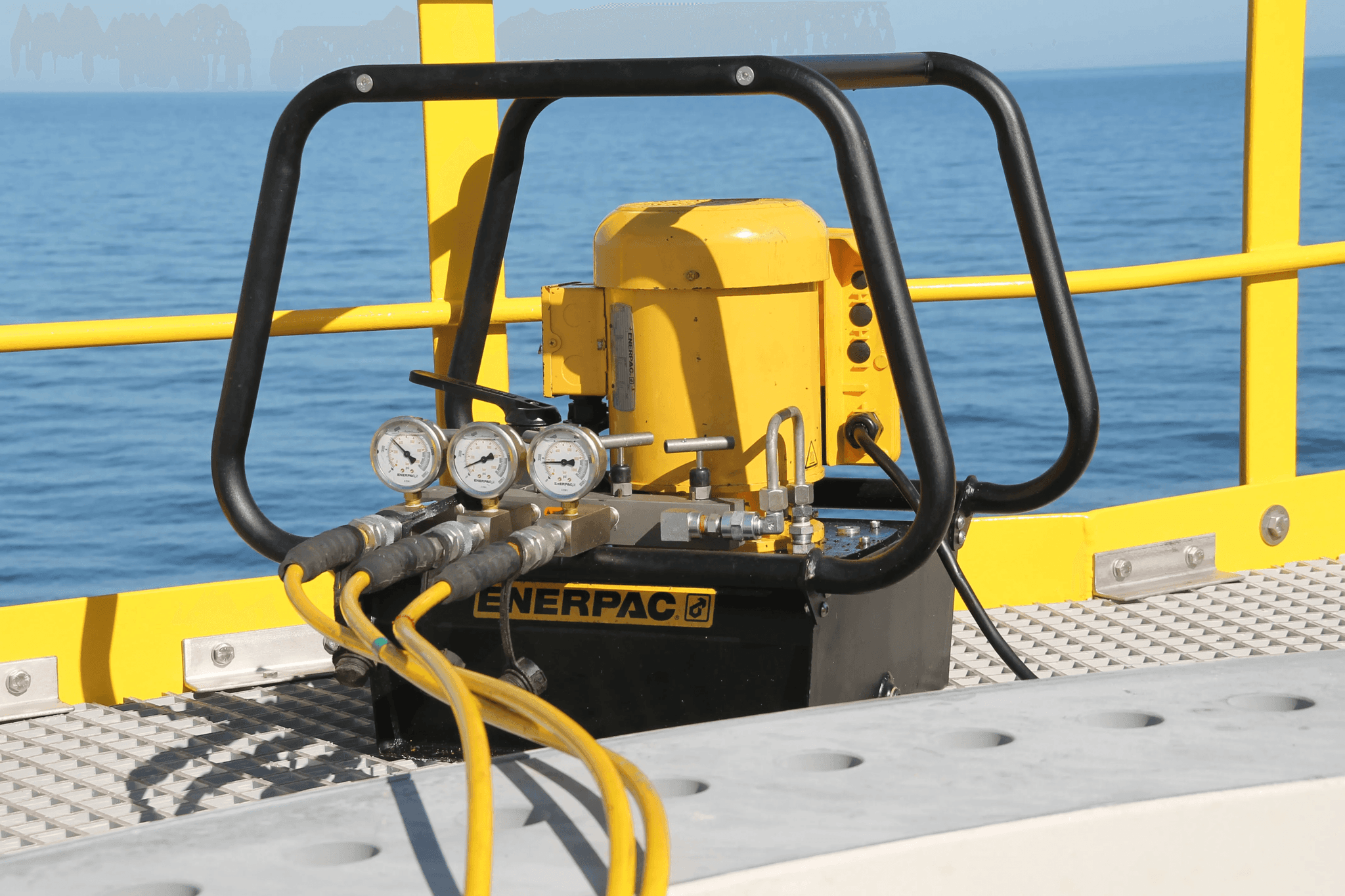 Elektrische Hydraulikpumpe auf einem Schiffeinsatz.