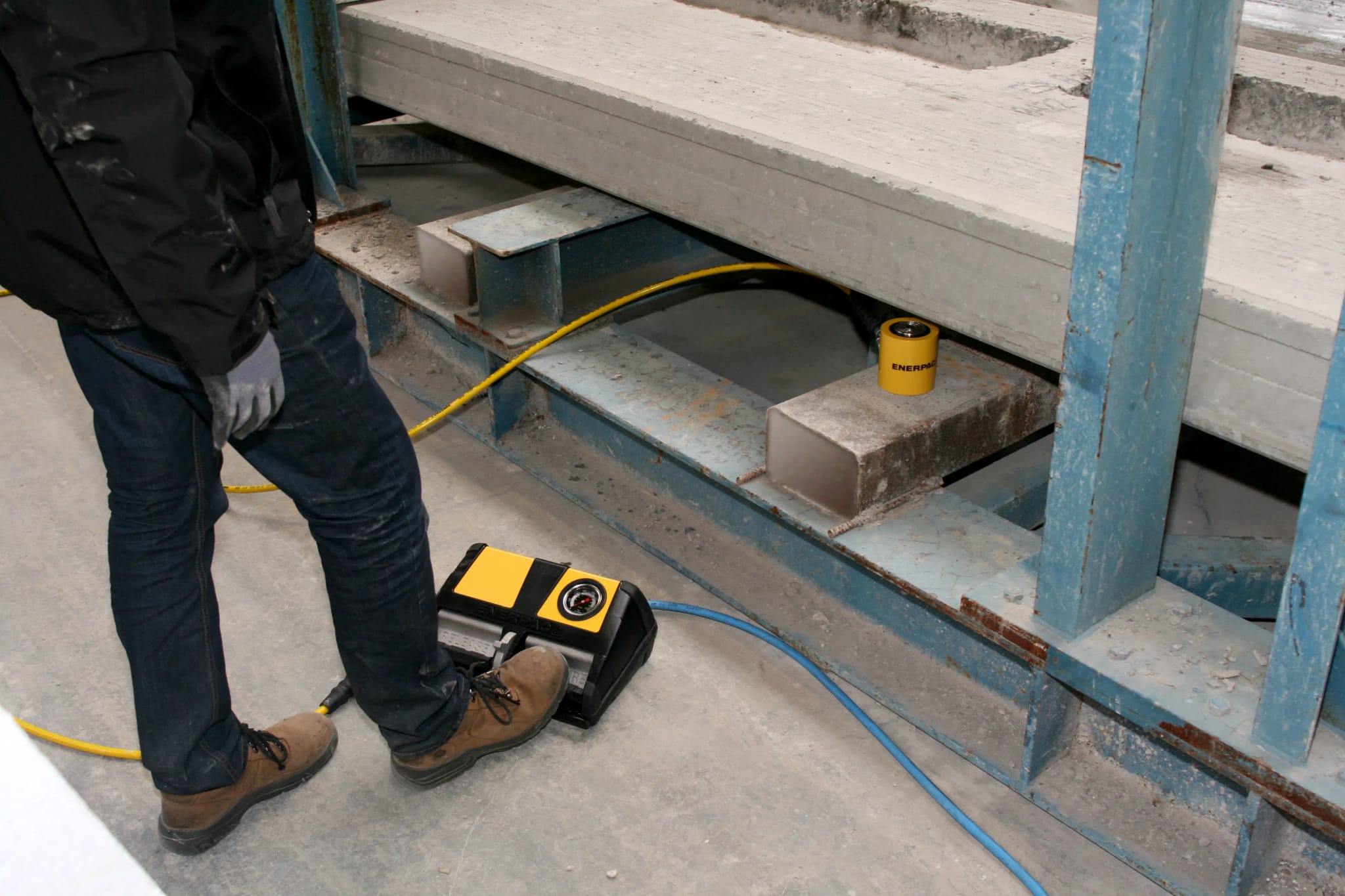 Flachzylinder von Enerpac, betätigt mit Fußpumpe.