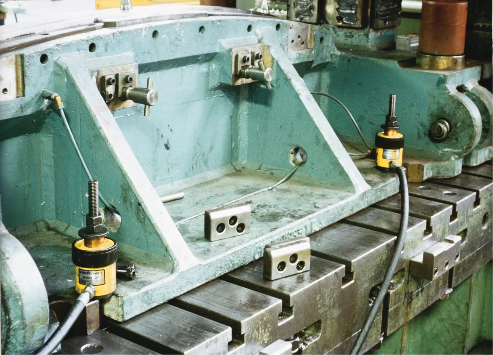 Kleine Enerpac Hohlkolbenzylinder.